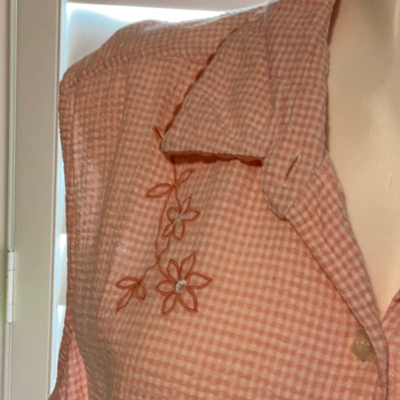 Erika Light Pink Sleeveless Button Down Shirt - Picture 3 of 10